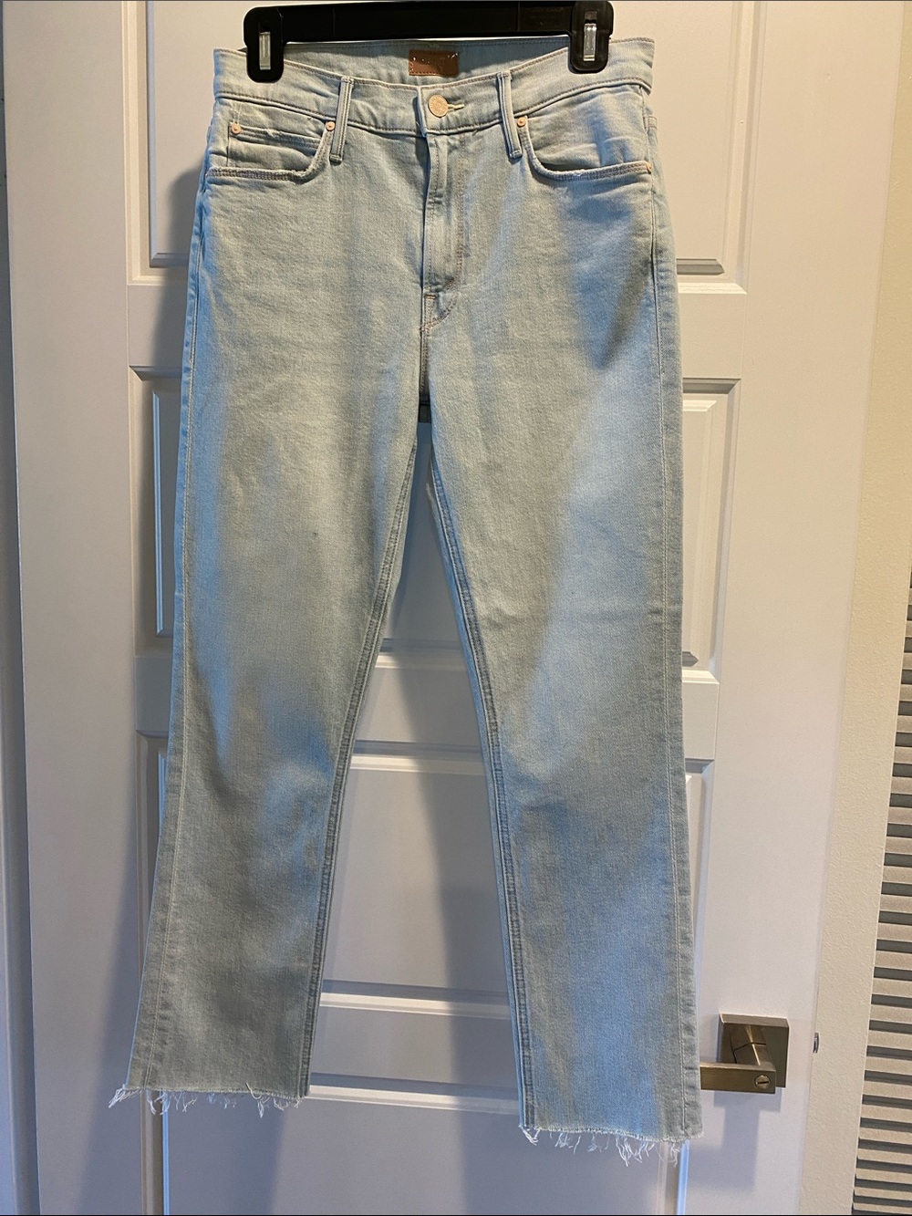 MOTHER Mid Rise Dazzler Crop Fray 

Ahead of its time size 27